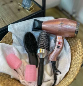 Lire la suite à propos de l’article Quels outils de coiffure professionnels choisir ? Brosse, fer, sèche-cheveux… Notre liste d’indispensables