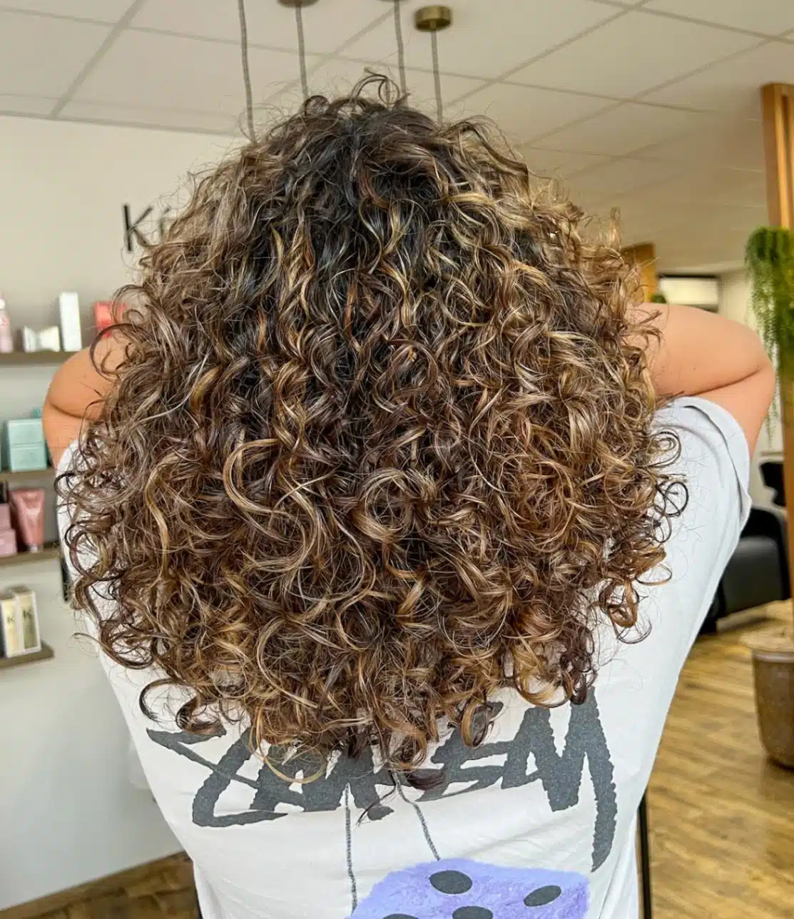 Lire la suite à propos de l’article Routine capillaire cheveux bouclés : nos conseils